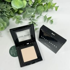Bobbi Brown Full Size Eyeshadow in "Bone".